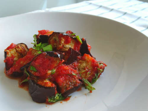 Berenjena con salsa de tomate y albahaca fresca