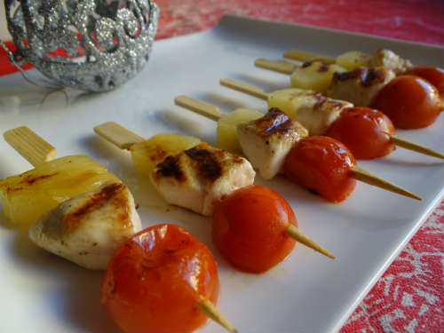 Brochetas de pollo, tomate y piña Brochetas de pollo, tomate y piña