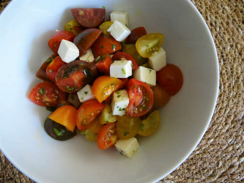 Ensalada de tomates cherrys, queso fresco, ajo y albahaca