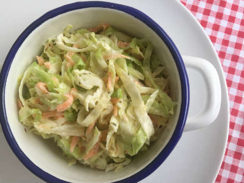 Ensalada de col y zanahoria con salsa de yogurt ligera