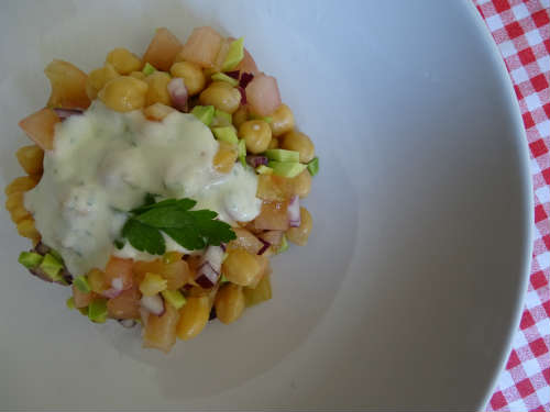 Ensalada de garbanzos con tomate cebolla y aguacate