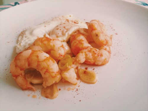 Gambas al ajillo con huevo a la plancha