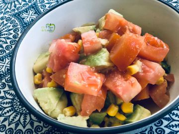 ALI&Ntilde;O DE TOMATE, AGUACATE Y MA&Iacute;Z.