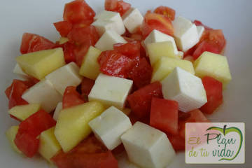 Ali&ntilde;o de tomate queso fresco y manzana