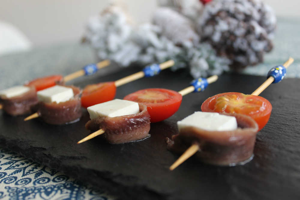 brochetas de tomate anchoa y queso
