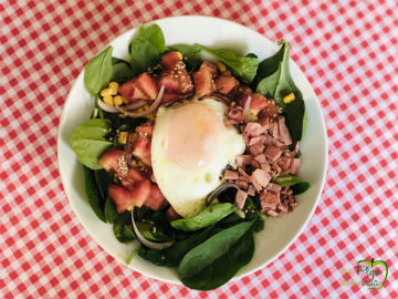 Ensalada de espinacas, huevo a la plancha y vinagreta de s&eacute;samo.