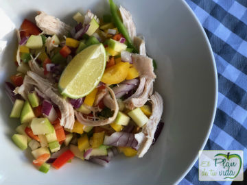 Ensalada de pollo asado, pimiento, cebolla y lima | Nutricionista en Sevila Ensalada de pollo asado, pimiento, cebolla y lima.